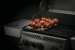 NAPOLEON Freestyle 425 DSIB Robin Schulz Edition -Weber Verkäufe 56426 High gloss griddle InUse Tomatos