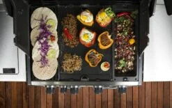 Broil King Gusseiserner Wokeinsatz Regal-/Imperial-Serie -Weber Verkäufe 69618 GUSSEISENER WOKEINSATZ LIFESTYLE 01