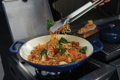 Broil King Wok Porzellan-Emailliert -Weber Verkäufe 69710 Wok Porzellan Emailliert lifestyle 01