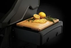 NAPOLEON Bambus Schneidebrett 37x27 Cm, Passend Für Seitenablage (70113) 7 NAPOLEON Bambus Schneidebrett 37x27 Cm, Passend Für Seitenablage (70113) -Weber Verkäufe 70113 Side Shelf Bamboo CuttingBoard InUse 1