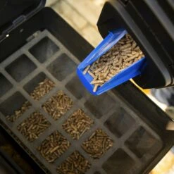 Broil King Pellet-Behälter 12 Broil King Pellet-Behälter -Weber Verkäufe BK 66900 action 01