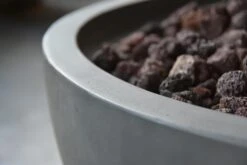 Gas Feuerstelle Nantucket Aus Faserbeton In Betonoptik Grau -Weber Verkäufe OFG116 Nantucket Lifestyle Detail