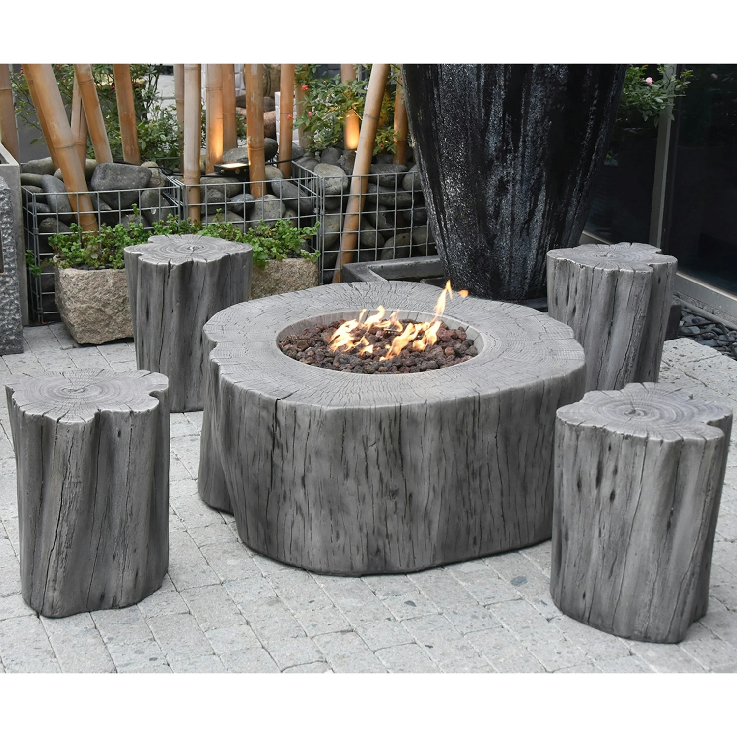 Gardenforma Sitzgruppen -Set: Gas Feuerstelle Manchester Aus Faserbeton In Baumstammoptik, Hellgrau & 4x Hocker 1 Gardenforma Sitzgruppen -Set: Gas Feuerstelle Manchester Aus Faserbeton In Baumstammoptik, Hellgrau & 4x Hocker