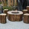 Gardenforma Sitzgruppen -Set: Gas Feuerstelle Manchester Aus Faserbeton In Baumstammoptik, Redwood & 4x Hocker