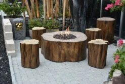 Gardenforma Sitzgruppen -Set: Gas Feuerstelle Manchester Aus Faserbeton In Baumstammoptik, Redwood & 4x Hocker