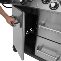 Broil King Imperial S 590 IR Inkl. Abdeckhaube, Gussplatte & Wokeinsatz -Weber Verkäufe broil king 998982 IMPERIAL S590IR CABINET DOOR 01