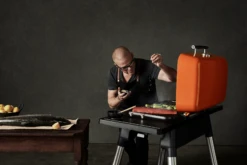 Everdure FURNACE Gasgrill Orange Mit Drei Brennern - Auslaufartikel -Weber Verkäufe everdure Furnace Heston Aktion3 1