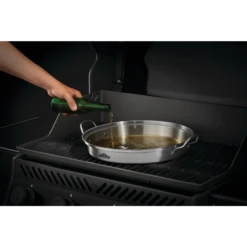 NAPOLEON PRO Edelstahl Hähnchen-Halterung (56067) 8 NAPOLEON PRO Edelstahl Hähnchen-Halterung (56067) -Weber Verkäufe napo 56067 Premium Chicken Infusion Roaster In Use PouringBeer