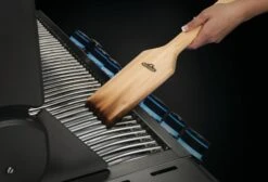 NAPOLEON Grillrostschaber Aus Zedernholz (62051) -Weber Verkäufe napo 62051 cedargridscraper inuse
