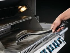 NAPOLEON Grillbürste Mit Edelstahlborsten Und Kunststoffgriff (62052) -Weber Verkäufe napo 62052 industrialsscleaningbrush withscraper inuse blade