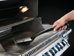 NAPOLEON Grillbürste Mit Edelstahlborsten Und Kunststoffgriff (62052) -Weber Verkäufe napo 62052 industrialsscleaningbrush withscraper inuse brush