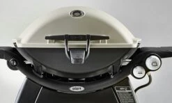 Weber Q 3200 Station Gasgrill Schwarz (Black Line) 15 Weber Q 3200 Station Gasgrill Schwarz (Black Line) -Weber Verkäufe weber q3200 57010079 Deckel 1