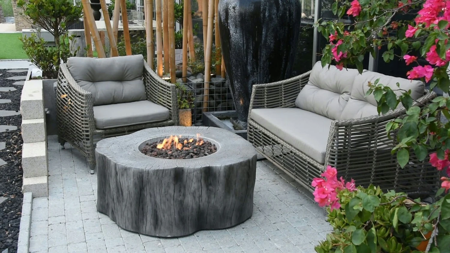 Gardenforma Sitzgruppen -Set: Gas Feuerstelle Manchester Aus Faserbeton In Baumstammoptik, Redwood & 4x Hocker 3 Gardenforma Sitzgruppen -Set: Gas Feuerstelle Manchester Aus Faserbeton In Baumstammoptik, Redwood & 4x Hocker – Bild 3